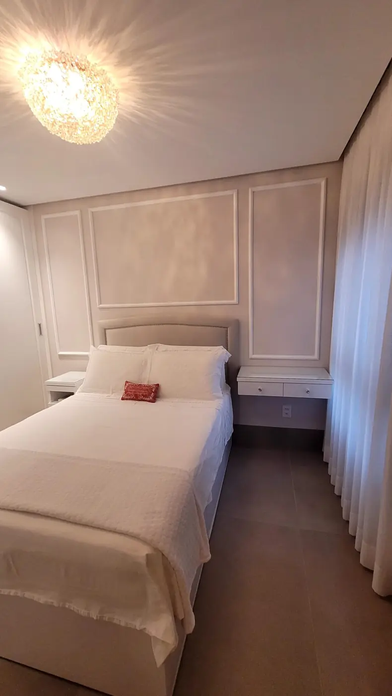 Parede com boiserie em quarto