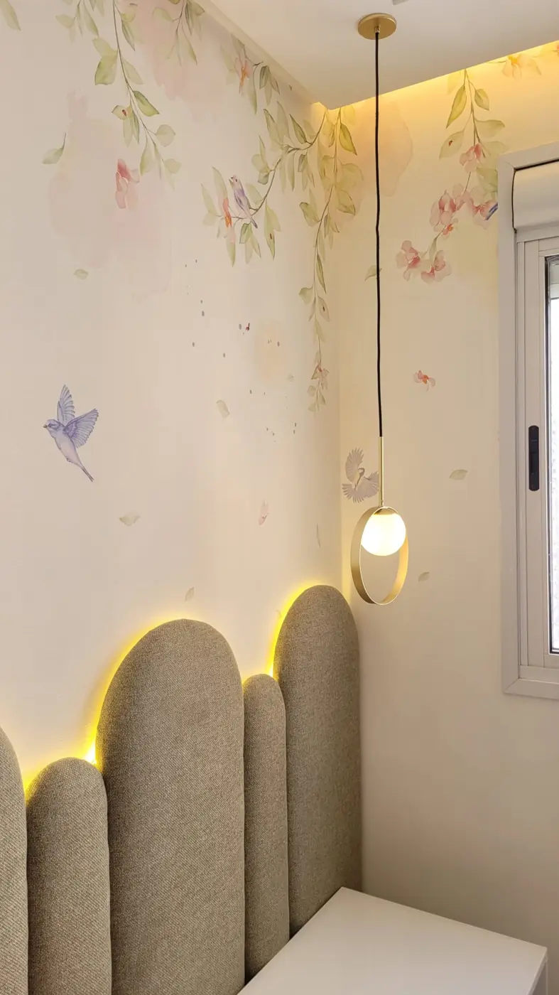 Papel de parede floral em quarto infantil